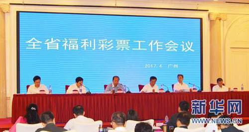 恋情甜蜜的吴奇隆难掩幸福,嘴边始终带着笑意。