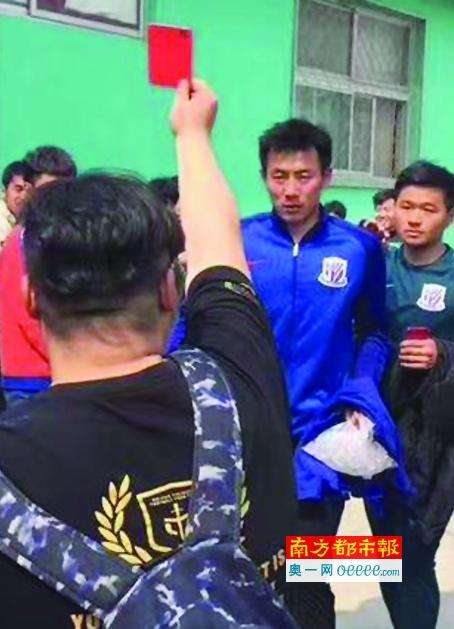即便戏份可能被大量删减,仍有许多演员愿意在王家卫的作品中亮相,只因“王家卫”这三个字本身就是一块金字招牌。