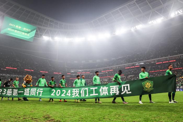 他坐在轮椅上拿着奖章庆祝属于他的这份至高无上的荣誉,周围人也前来替他高兴为他庆祝。