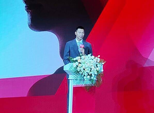 问到刘恺威是否双喜临门,他笑而不语。