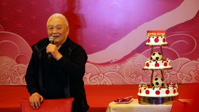 获眼镜男献殷勤贴心帮披围肩蜜笑。