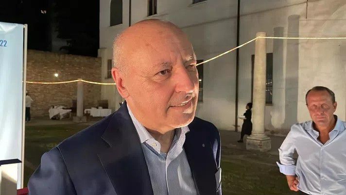 ，她用优雅伪装冷血野心，在荒岛上掀起无限的风暴与恐慌。