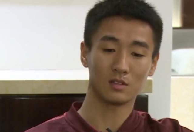 “霉霉”泰勒·斯威夫特、“水果姐”凯蒂·佩里和爱夫“开花”奥兰多 2015MTV音乐奖：“霉霉”露芊腰 麦莉背带装性感 2015-09-01 当地时间8月30日，在洛杉矶举行了2015MTV音乐录影带大奖（2015 MTV Video Music Awards）。