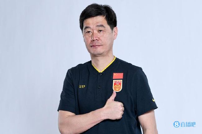 影片主演“卷福”本尼迪克特·康伯巴奇，和片中饰演自己儿子的两名小演员一同走上红毯。