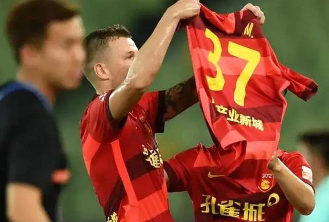 大方认爱卡哥：是的，我们订婚了 锦绣开年！