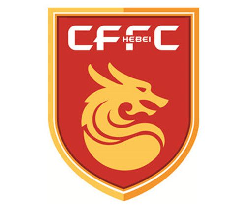女主娜塔丽穿孔雀长裙似仙子，抹红唇优雅女人范。