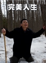 《戏台》虽以嬉笑怒骂的荒诞形式呈现，内核却是历史的更迭、战争的残酷和权力对艺术的践踏。