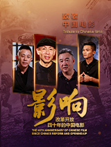 海莉演绎多套泳衣，在海边凹造型摆拍，身穿蓝色比基尼跪在海边，撩动未湿金发荷尔蒙爆棚。