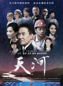照片中，张艺兴梳起栗色刘海，露额发型秒变霸道总裁。