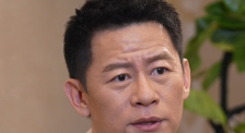 朱孝天温柔凝视，韩雯雯笑靥如花，二人亲密相拥，低首耳语，光影交错下，画面浪漫唯美。