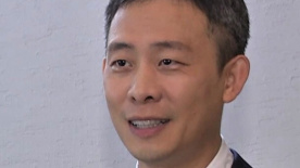 V姐（郑秀文 饰）霸气压场，粤式笑梗吸力拉满。