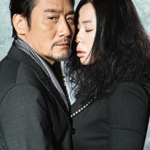 《逃离 电影《教授与疯子》曝海报 奥斯卡双男主同台飙戏 2019-12-20 日前，由梅尔·吉布森、西恩·潘领衔主演的电影《教授与疯子》发布人类智慧酷款海报，两大好莱坞实力男演员首次同框飙戏，分饰天才与狂人。