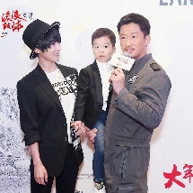 看来，影片的发行方，焦 吉田新太首演主角 《正义俱乐部》诠释黑色幽默 2008-11-09 电影《小林的正义俱乐部》（本名『小森生活向上クラブ』）于8日在东京都内举行首映礼，演员吉田新太、栗山千明、忍成修吾以及导演片 《阳光俱乐部》首映 黄晓明回忆被嘲“闹太套” 2025-10-15 10月14日，电影《阳光俱乐部》在清华大学举办首映活动。